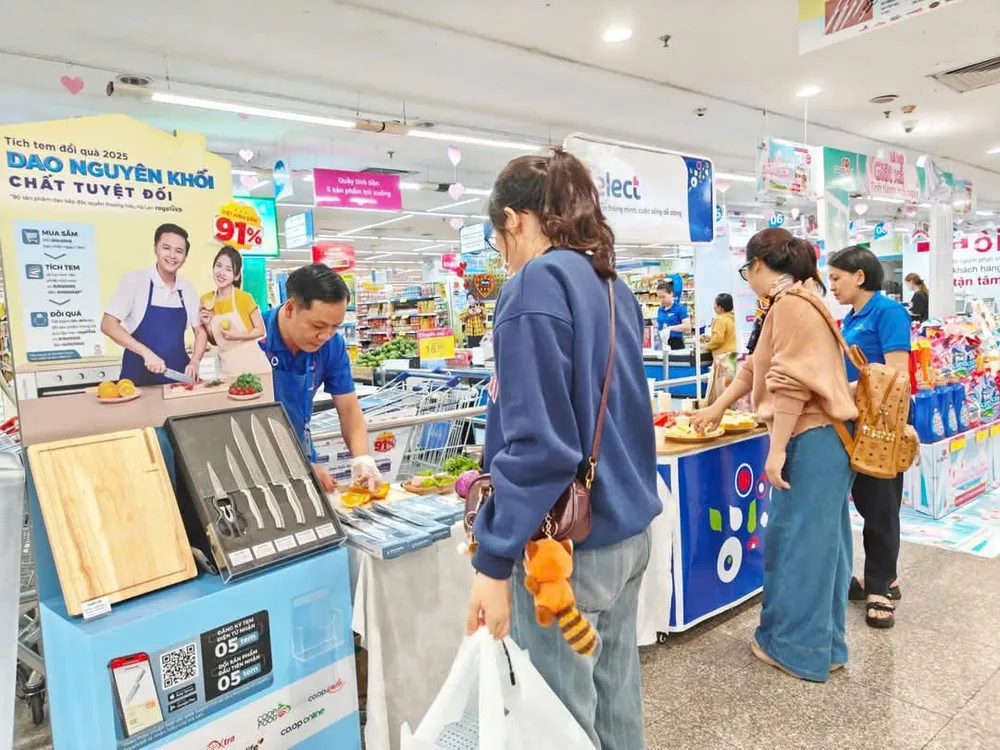 Người tiêu dùng hào hứng với chương trình “Tích tem đổi quà”