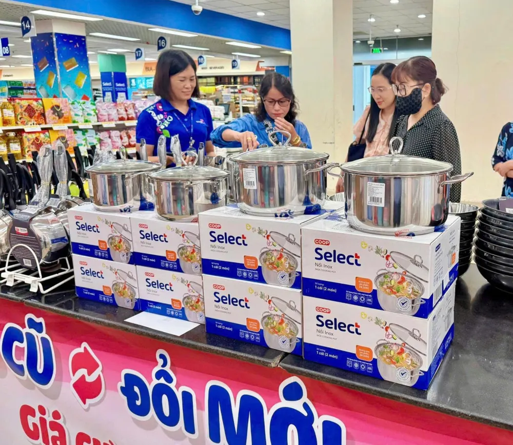 Người tiêu dùng tham gia chương trình “Thu cũ đổi mới - Giá cực hời”