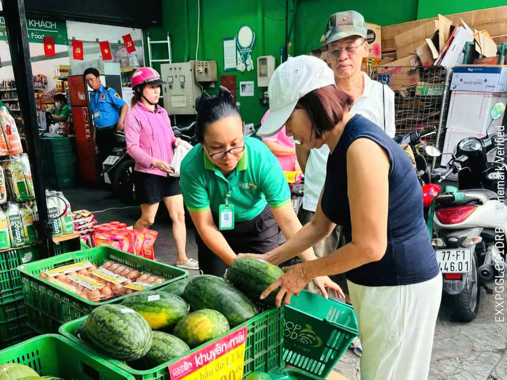 “Phiên chợ hạnh phúc” thu hút người dân mua sắm 