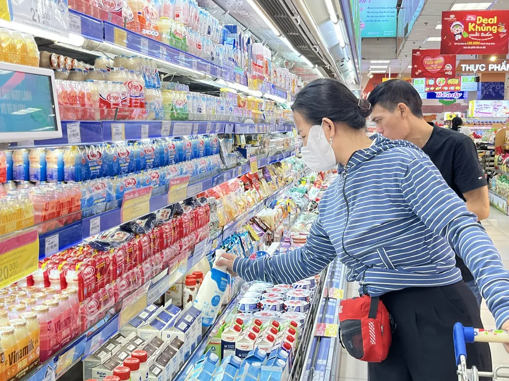 Khách hàng chọn mua sữa tại siêu thị 