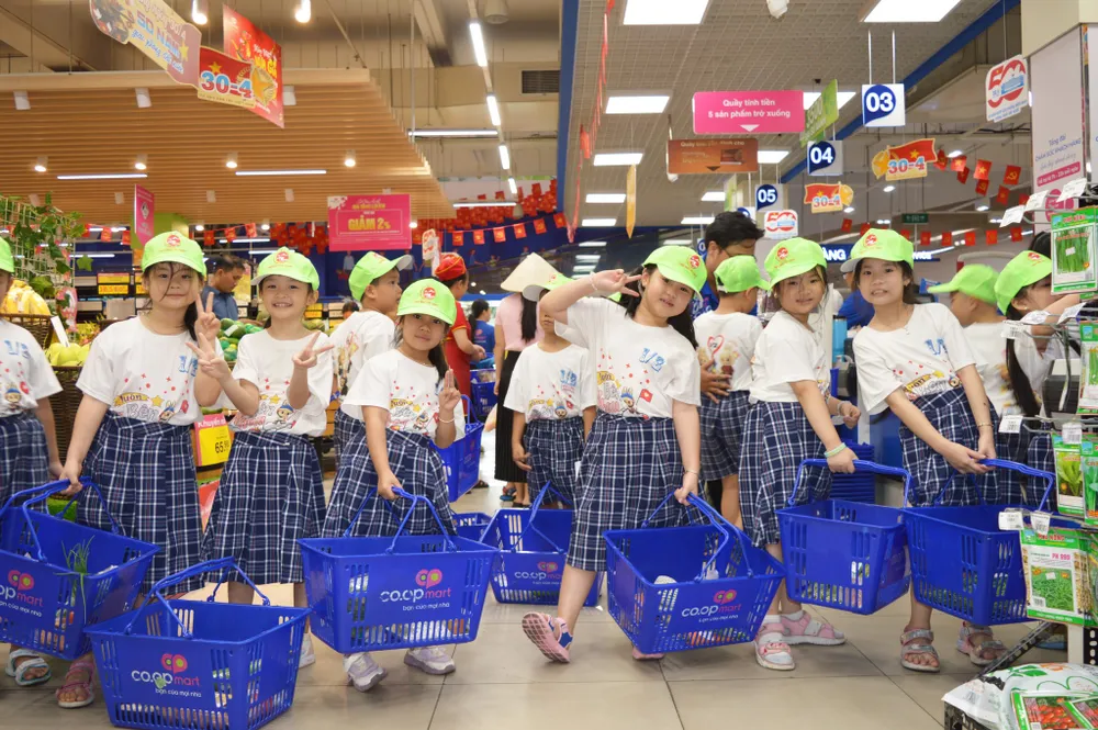 Học sinh Trường Tiểu học Chi Lăng (quận Gò Vấp, TPHCM) trải nghiệm mua sắm tại siêu thị