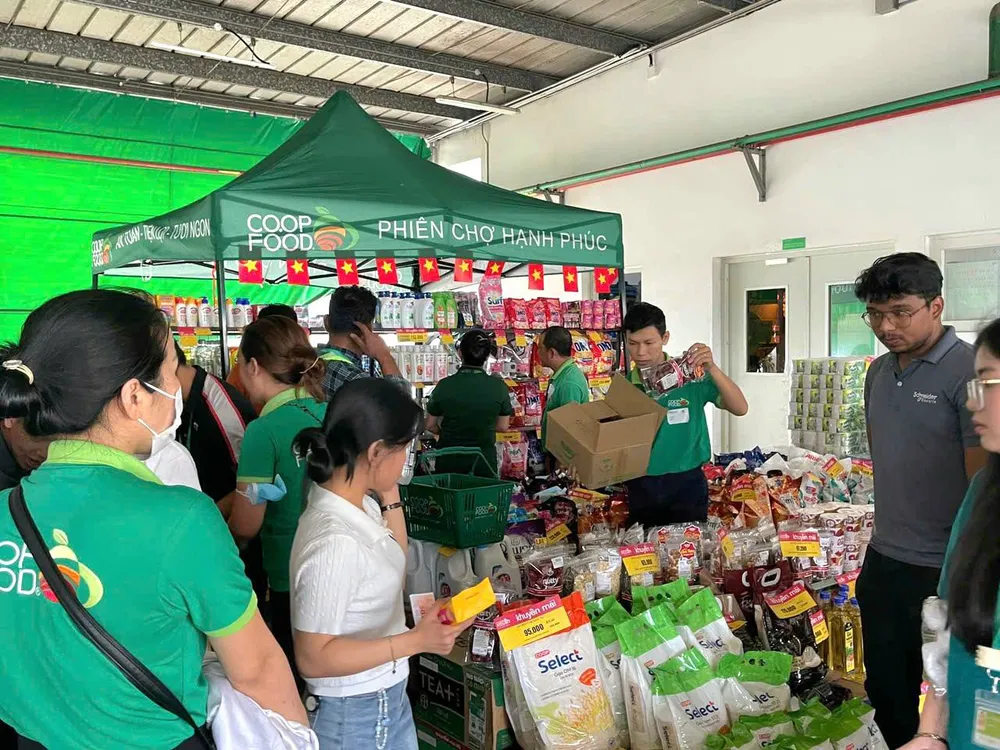 “Phiên chợ hạnh phúc” đến với công nhân lao động