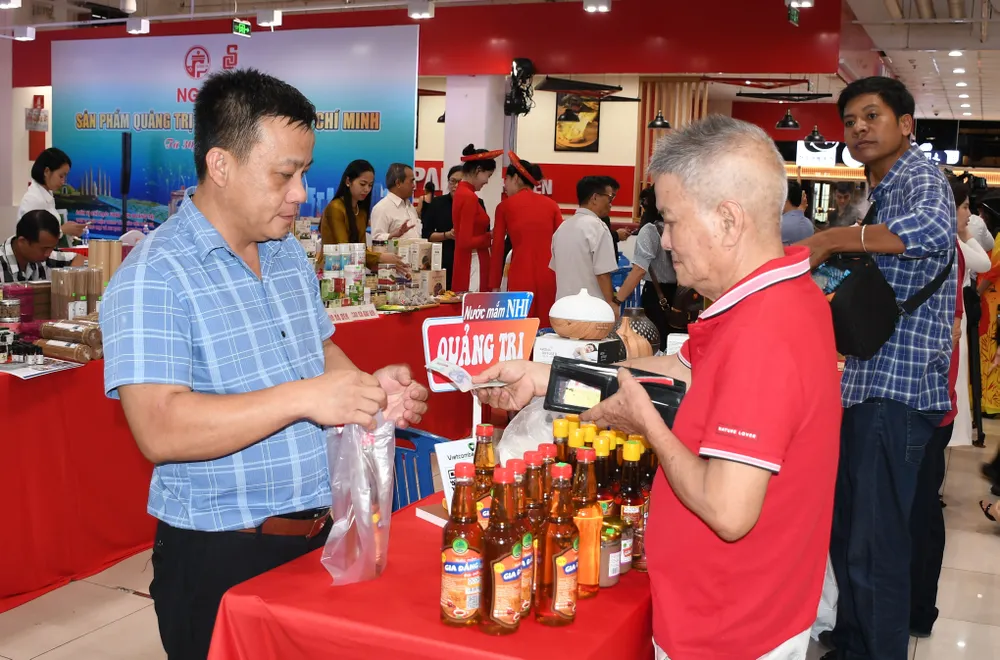 Đặc sản tỉnh Quảng Trị được người tiêu dùng quan tâm trong Ngày hội sản phẩm Quảng Trị 2025 tại siêu thị Co.opmart đường Quang Trung 