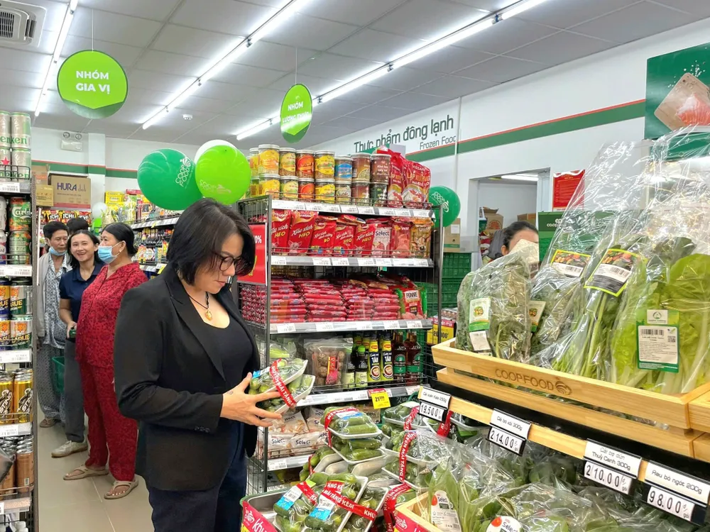 Người dân mua sắm tại điểm bán mới của Co.op Food