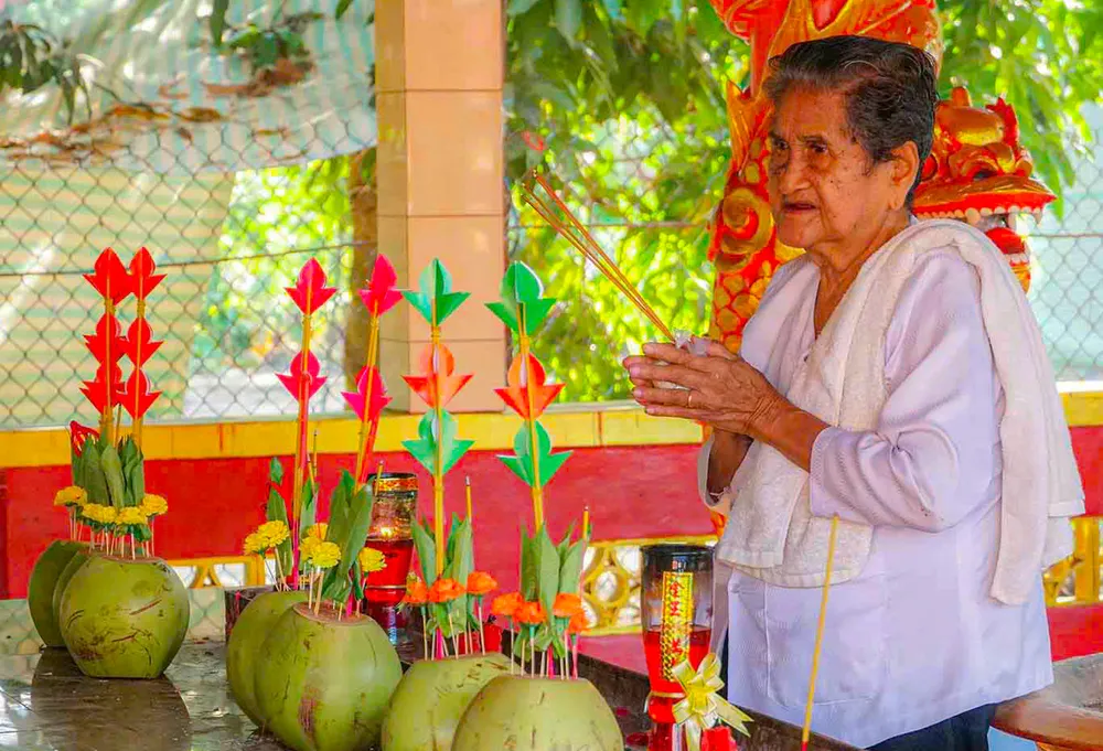 Bình bông làm bằng trái dừa, lễ vật chính trong lễ hội Thắk Côn