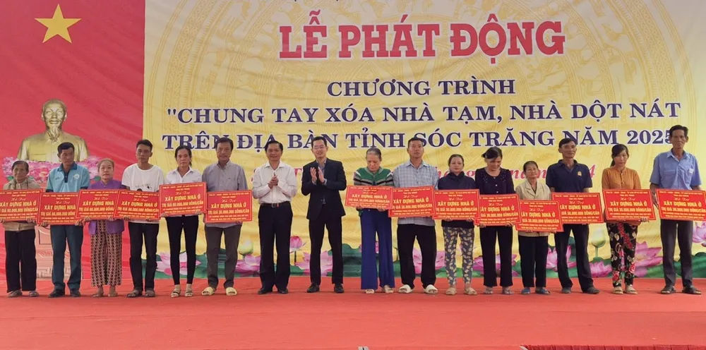 Lãnh đạo tỉnh Sóc Trăng trao hỗ trợ nhà ở cho người dân