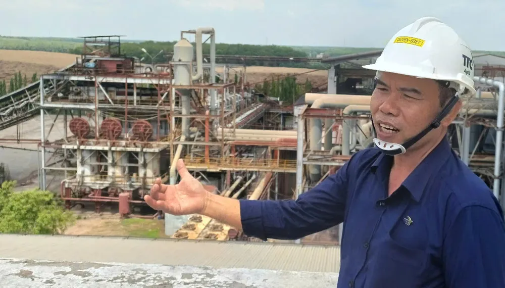 Kỹ sư của nhà máy đường TTC Tây Ninh giới thiệu tổ máy phát điện từ bã mía