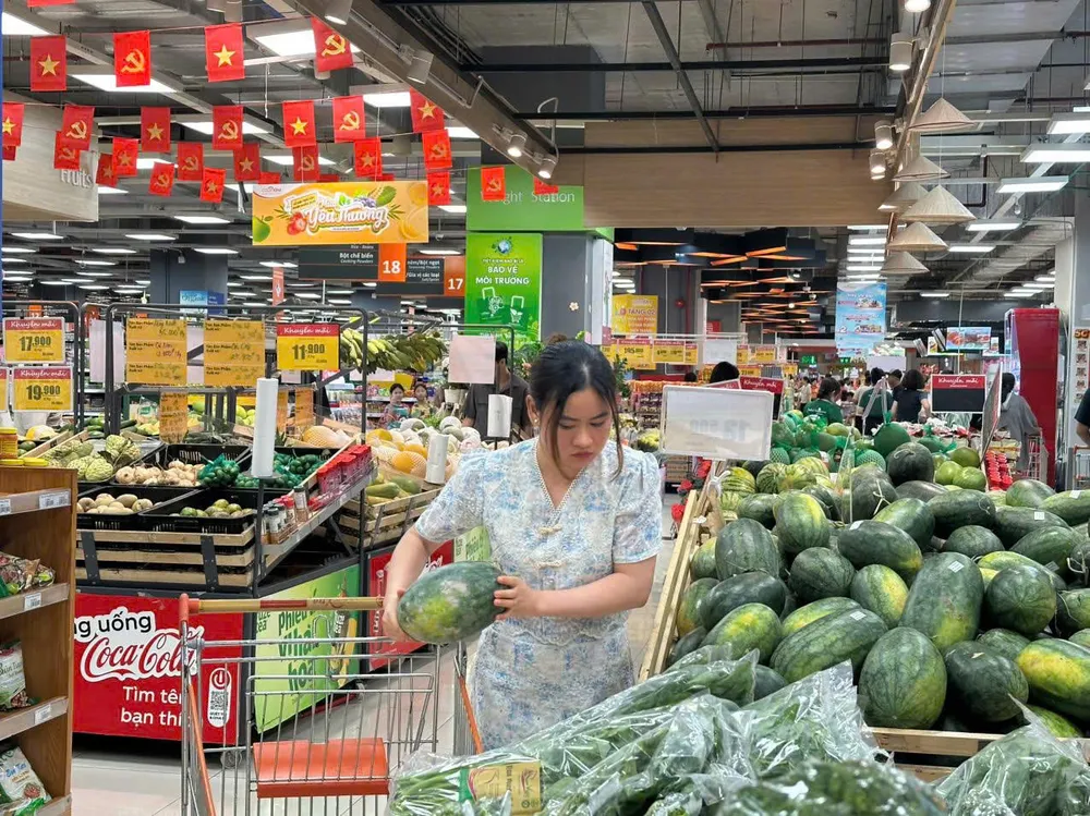 Khách hàng chọn mua trái cây tại một siêu thị Co.opmart, TPHCM