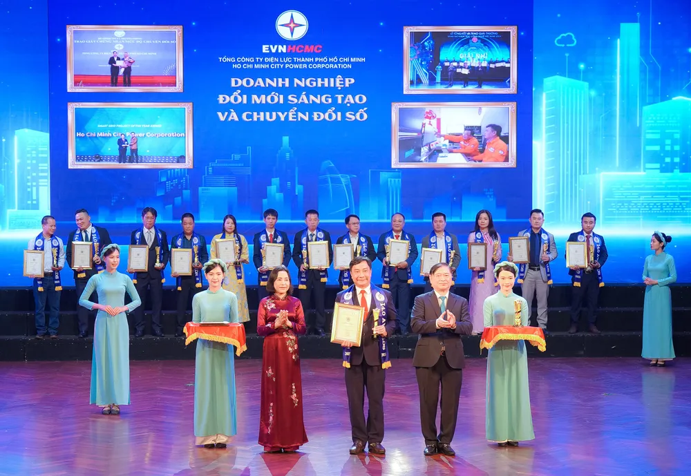 Phó Chủ tịch Quốc hội Nguyễn Thị Thanh và Chủ tịch Liên hiệp các Hội Khoa học và Kỹ thuật Việt Nam Phan Xuân Dũng trao giải thưởng Tốp Công nghiệp 4.0 Việt Nam cho đại diện EVNHCMC