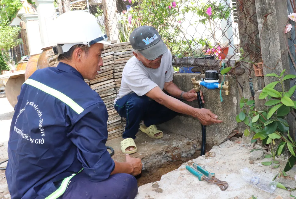 Đồng hồ nước được kéo đến nhà người dân ở huyện Cần Giờ, TPHCM