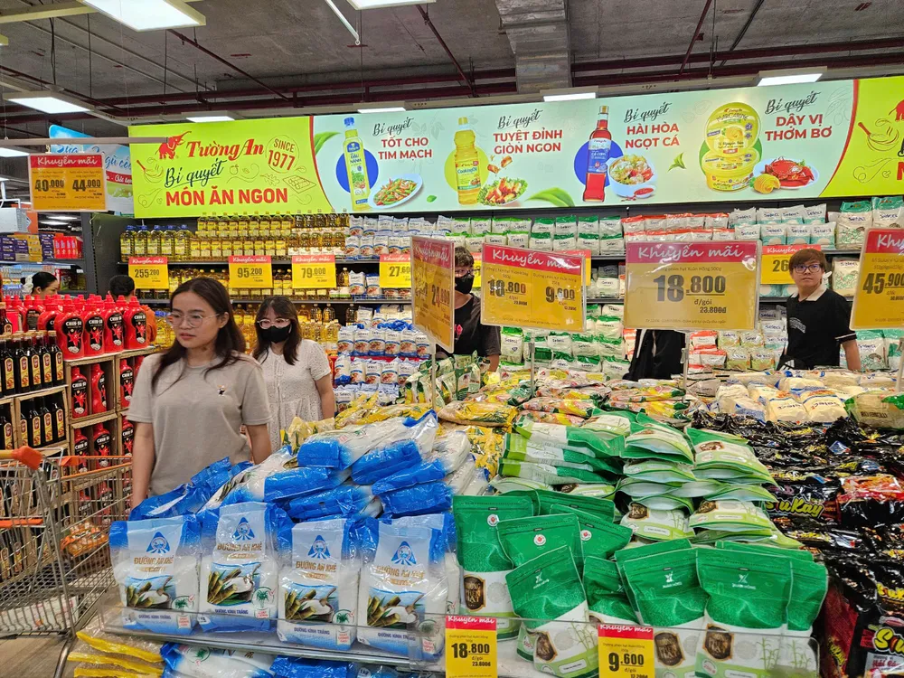 Người tiêu dùng chọn hàng Việt tại một siêu thị Co.opmart, TPHCM