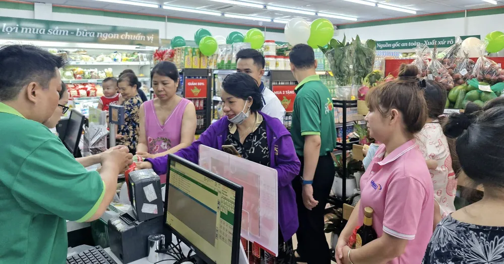 Cửa hàng Co.op Lux Garden (TPHCM) thu hút khách mua sắm khi vừa khai trương