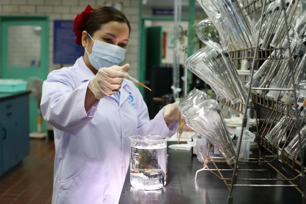 Hàng chục mẫu nước được nhân viên ngành cấp nước TPHCM kiểm tra mỗi ngày