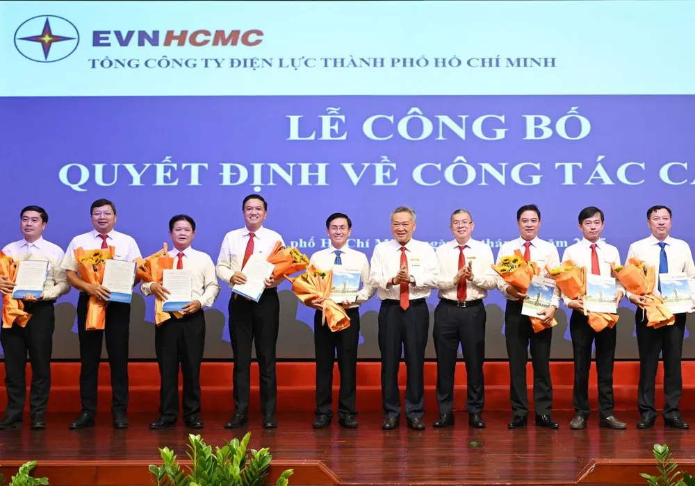 Lãnh đạo EVNHCMC trao quyết định cho giám đốc các đơn vị
