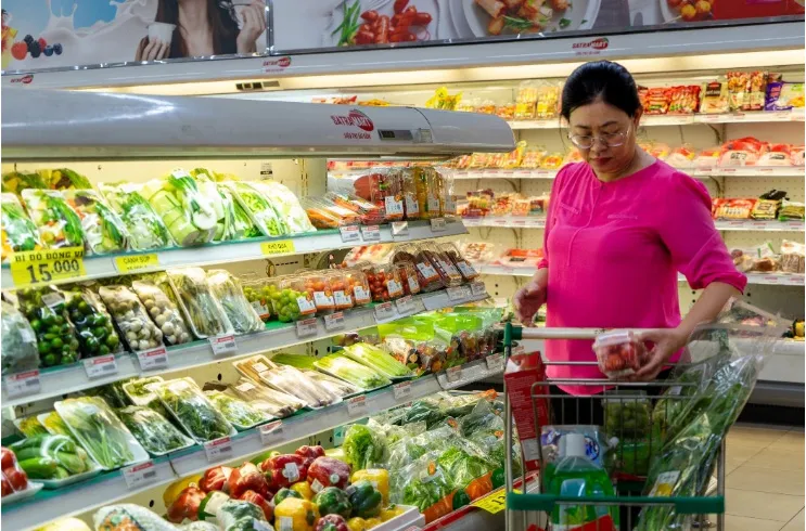 Người tiêu dùng chọn mua thực phẩm ở Satramart trong trung tâm thương mại Centre Mall, TPHCM