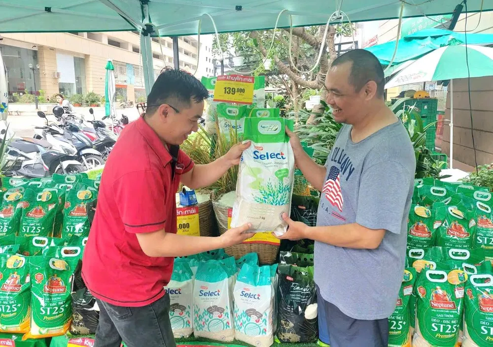 Người tiêu dùng chọn sản phẩm hàng nhãn riêng tại một siêu thị Co.op mart, TPHCM