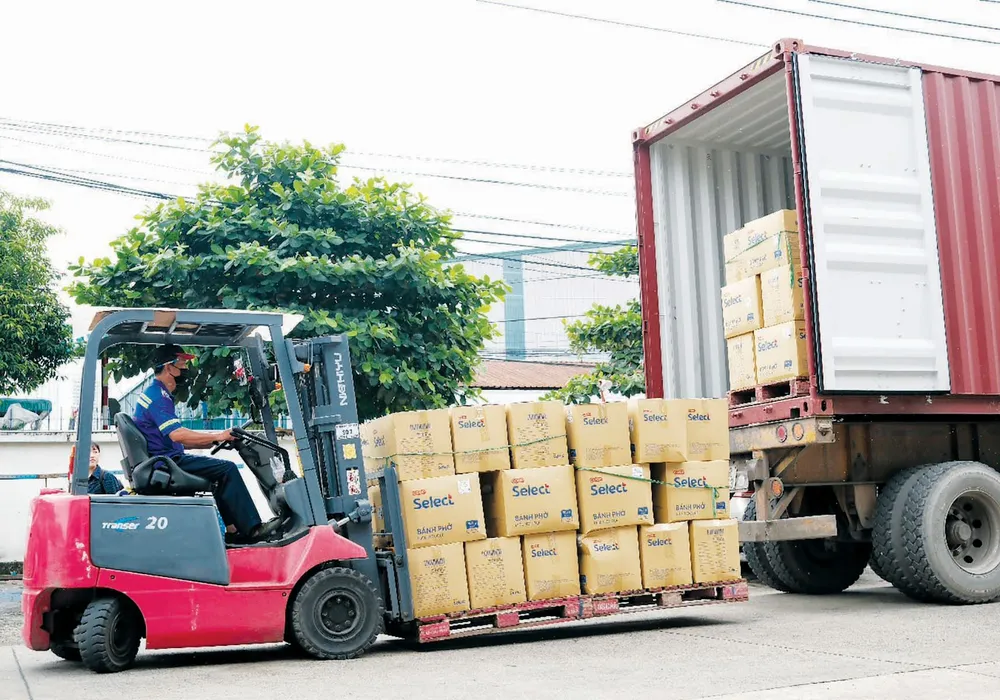 Hàng Việt được đưa lên container để chuẩn bị xuất khẩu