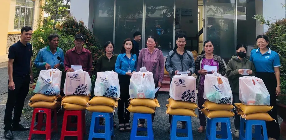 Đại diện Co.opmart Cao Lãnh trao quà đến người dân bị ảnh hưởng dông lốc
