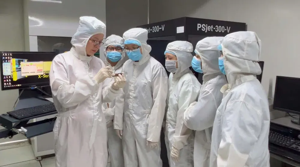 PGS-TS Đặng Thị Mỹ Dung (bìa trái) hướng dẫn nghiên cứu trong phòng thí nghiệm