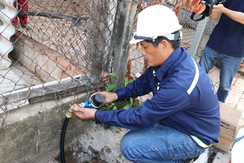 Gắn mới đồng hồ nước đến nhà người dân ở xã An Thới Đông, TPHCM