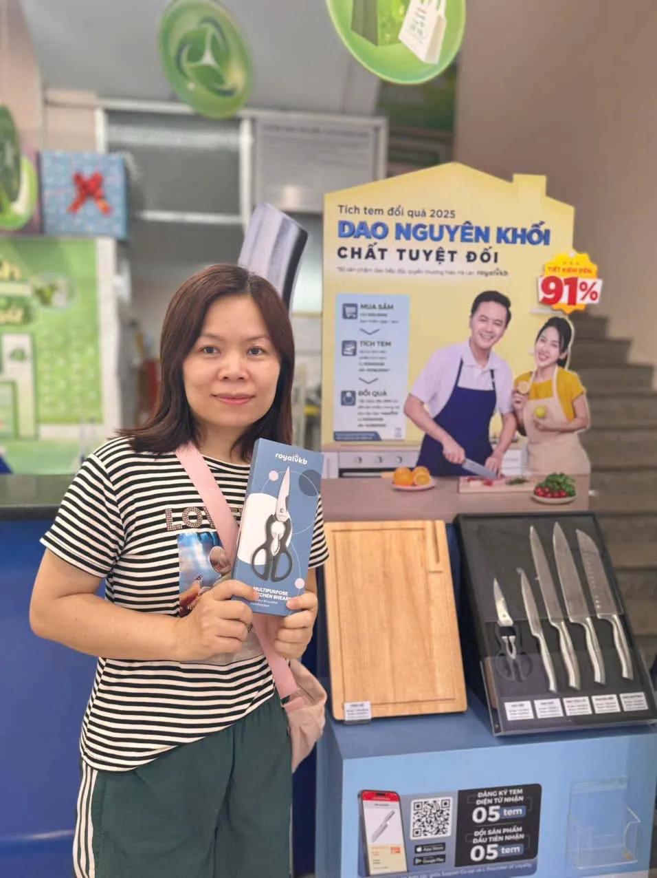 Khách hàng hào hứng với chương trình “Tích tem đổi quà”