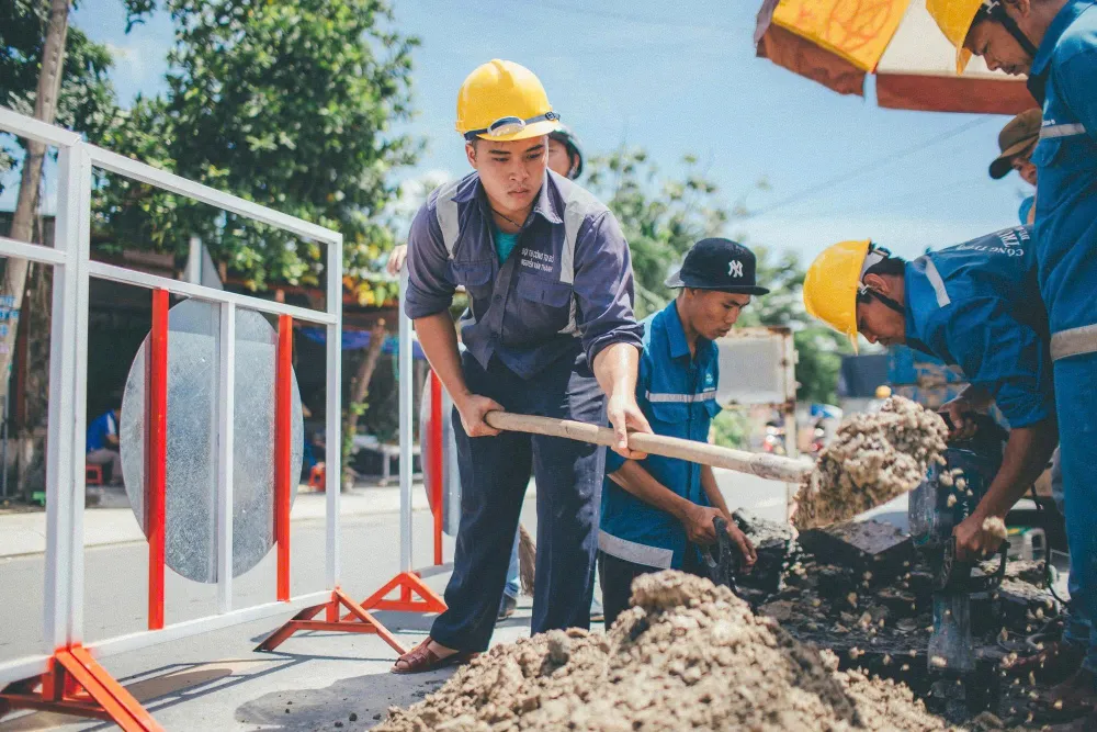 Công nhân ngành cấp nước thực hiện đào đường, lắp đặt hệ thống cấp nước đúng quy trình kỹ thuật, đảm bảo an toàn và chất lượng