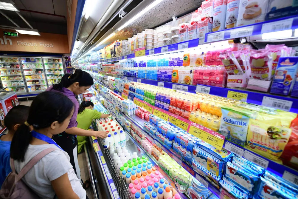 Khách hàng chọn các sản phẩm sữa tại một siêu thị Co.opmart, TPHCM
