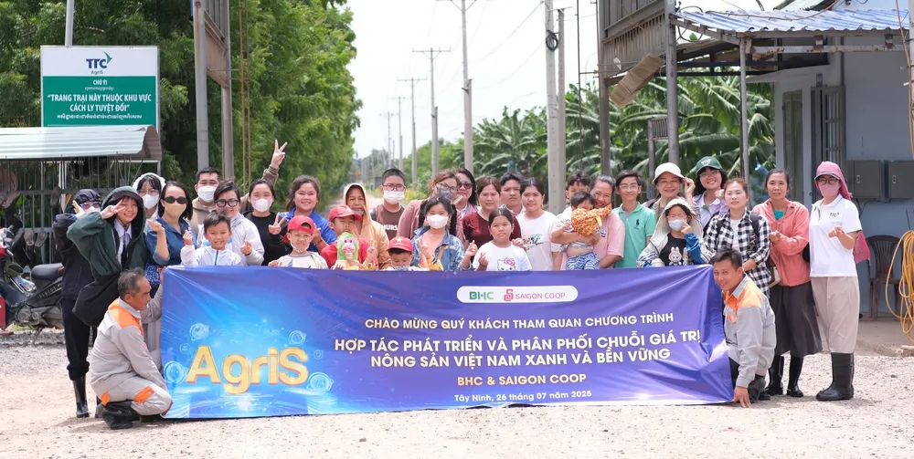 Khách hàng Saigon Co.op tham quan vùng nguyên liệu của BHC tại tỉnh Tây Ninh