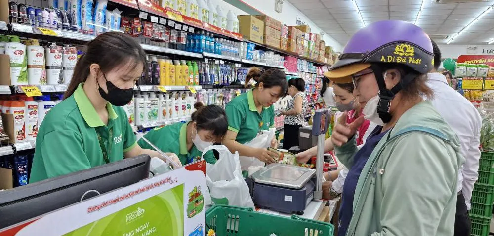 Cửa hàng Co.op Food thu hút khách mua sắm khi vừa khai trương