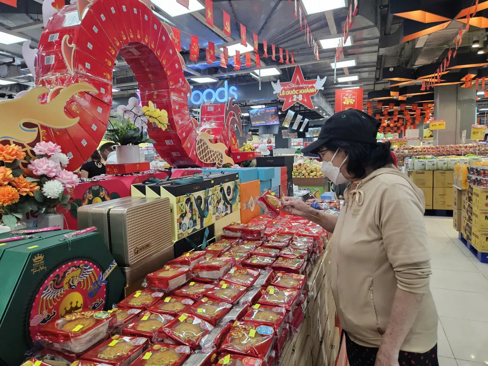 Người tiêu dùng chọn mua bánh trung thu tại siêu thị Co.opmart