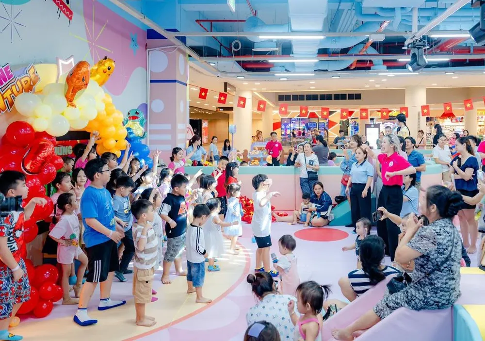 Nhiều gia đình háo hức khi mua sắm và trải nghiệm tại Trung tâm thương mại SC VivoCity, phường Tân Hưng, TPHCM