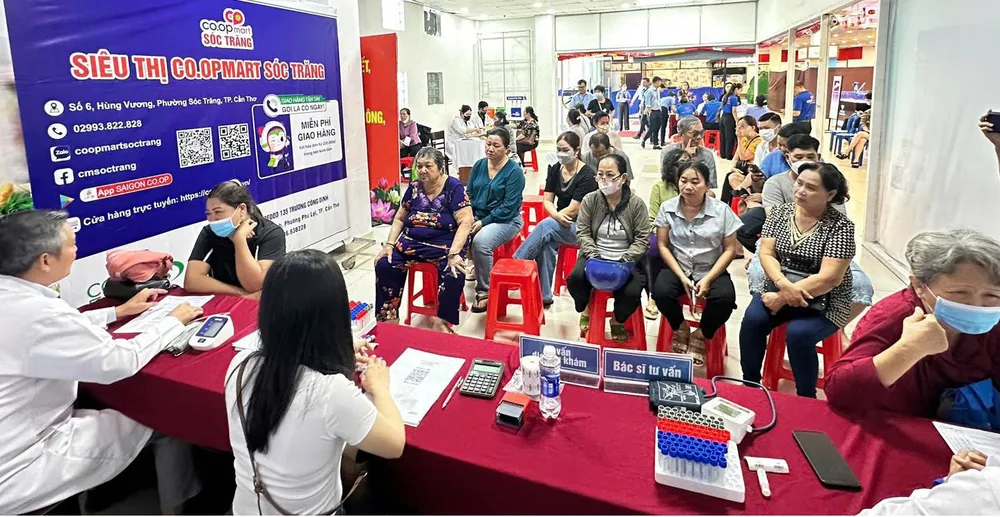 Nhiều khách hàng thân thiết của siêu thị Co.opmart Sóc Trăng được khám bệnh miễn phí