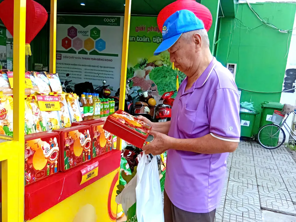 Khách hàng mua bánh trung thu Co.op Bakery tại Phiên chợ Trung thu