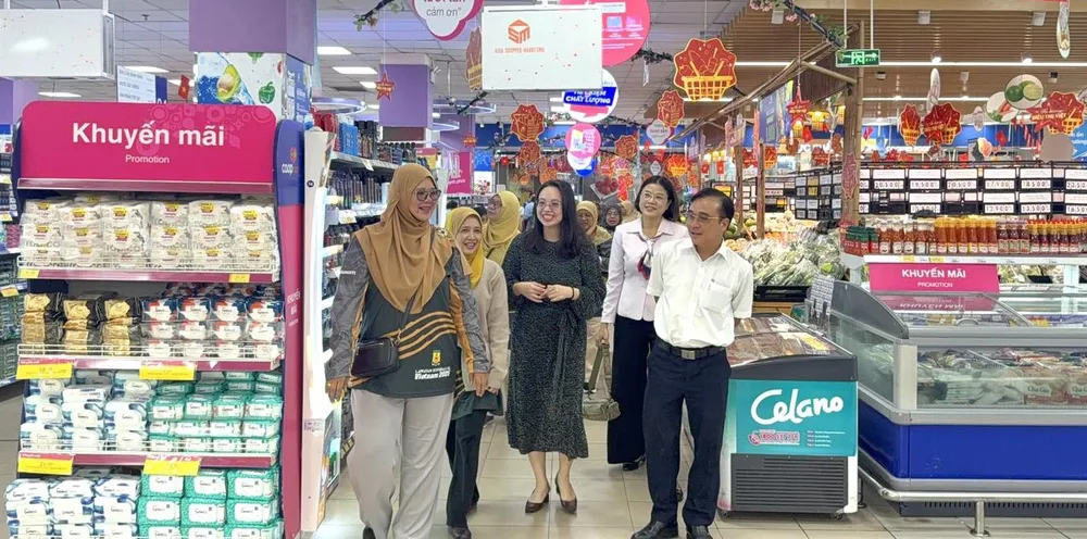Đoàn đại biểu hợp tác xã của Malaysia tham quan siêu thị Co.opmart Hòa Bình, TPHCM