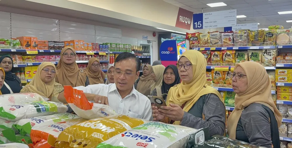 Đoàn doanh nghiệp Malaysia khảo sát mô hình siêu thị của Saigon Co.op