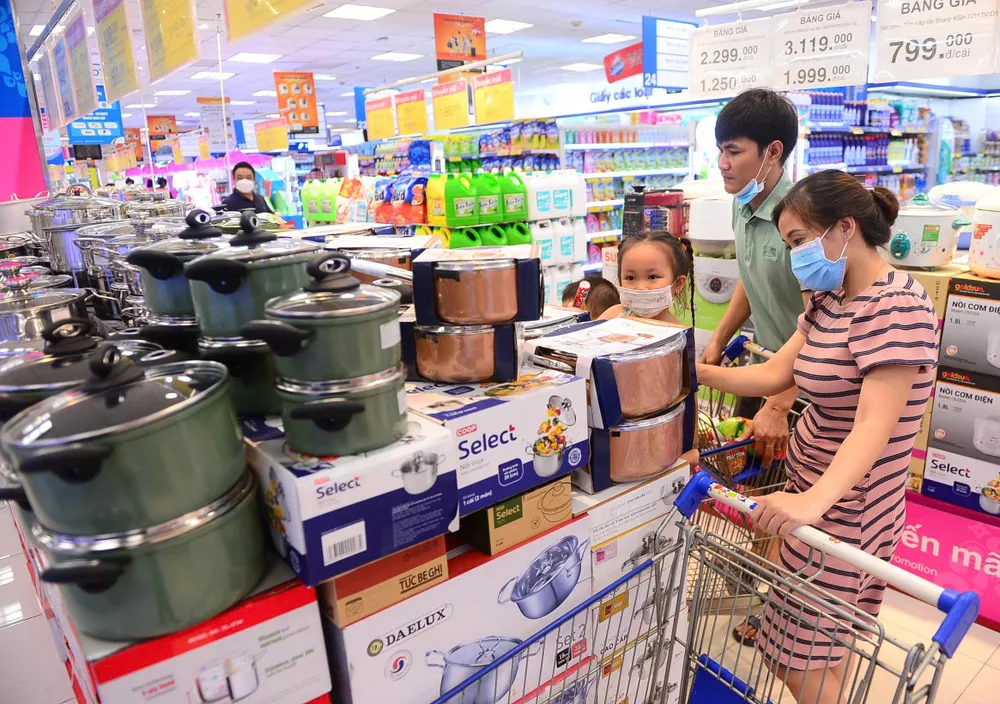 Giá hàng hóa được giữ ổn định tại kênh siêu thị - Ảnh: PHÚC ANH