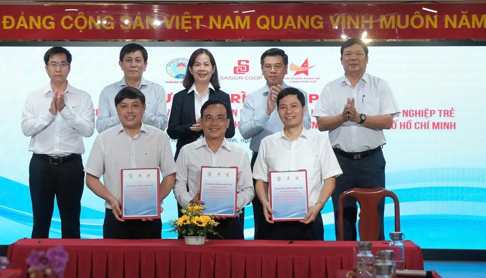 Liên minh Hợp tác xã TP Huế, Hội Doanh nhân trẻ TP Huế và Liên hiệp Hợp tác xã Thương mại TPHCM (Saigon Co.op) ký biên bản hợp tác