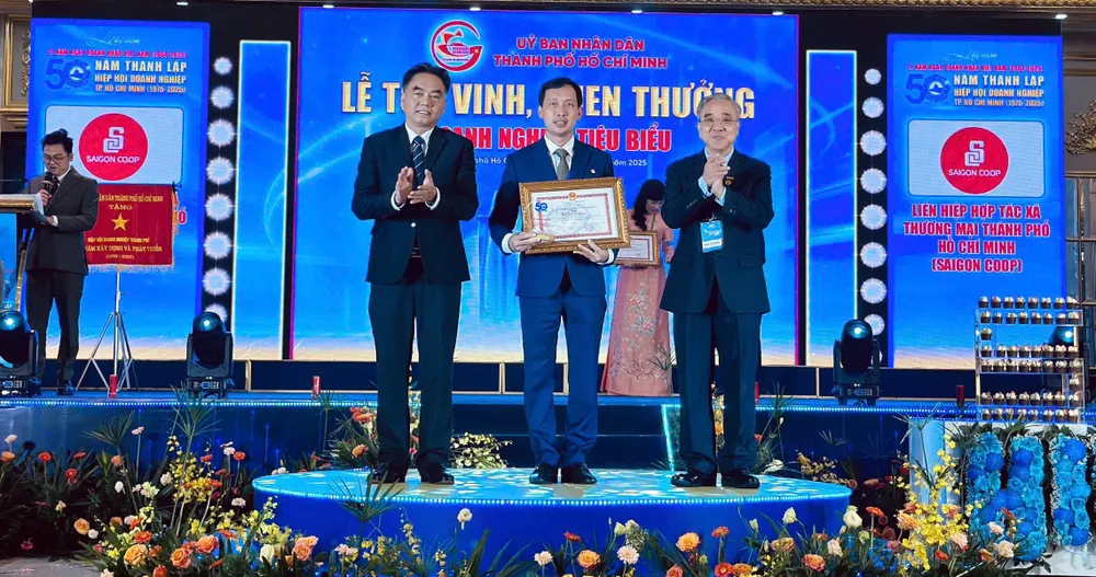 Ông Vũ Anh Khoa, Bí thư Đảng ủy, Chủ tịch HĐQT Saigon Co.op, nhận bằng khen của UBND TPHCM