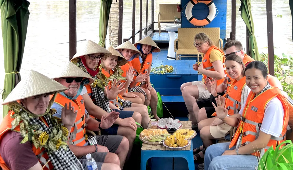 Một đoàn khách quốc tế tham quan trải nghiệm tại tỉnh Đồng Tháp