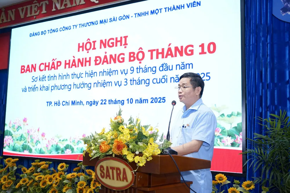 Ông Lâm Quốc Thanh, Phó Bí thư Đảng ủy, Tổng Giám đốc SATRA báo cáo kết quả thực hiện nhiệm vụ 9 tháng đầu năm, triển khai phương hướng nhiệm vụ 3 tháng cuối năm 2025