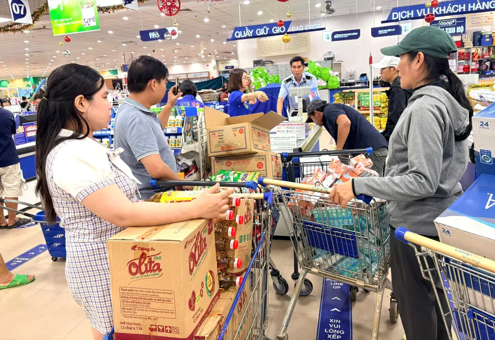 Các siêu thị tại miền Trung đảm bảo cung ứng hàng trong mưa lũ