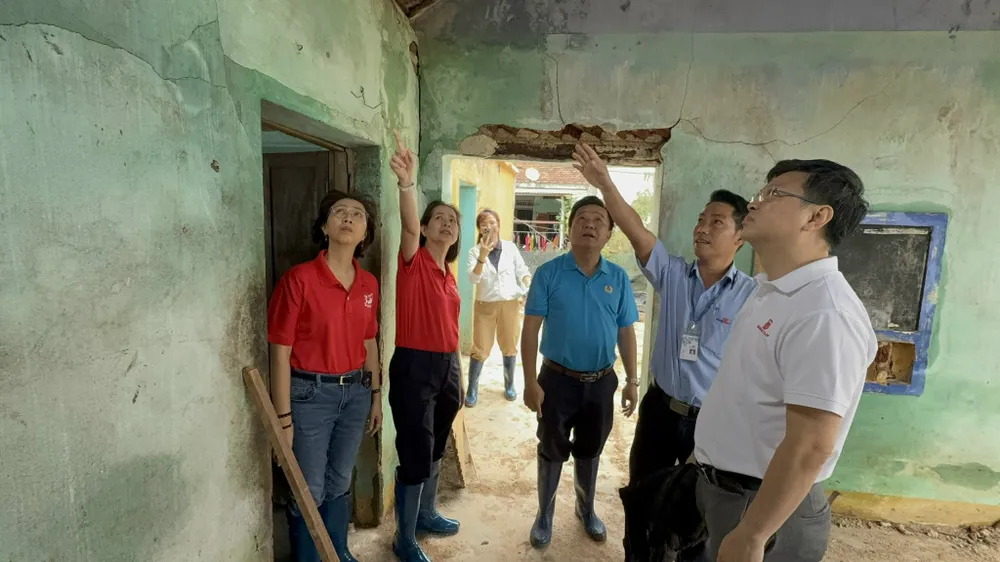 Tổng Giám đốc Saigon Co.op Phạm Trung Kiên (bìa phải) thăm hỏi gia đình những nhân viên bị thiệt hại nặng sau thiên tai