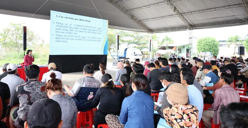 Đại diện Sở An toàn thực phẩm TPHCM phổ biến các quy định pháp luật về an toàn thực phẩm cho thương nhân chợ Bình Điền