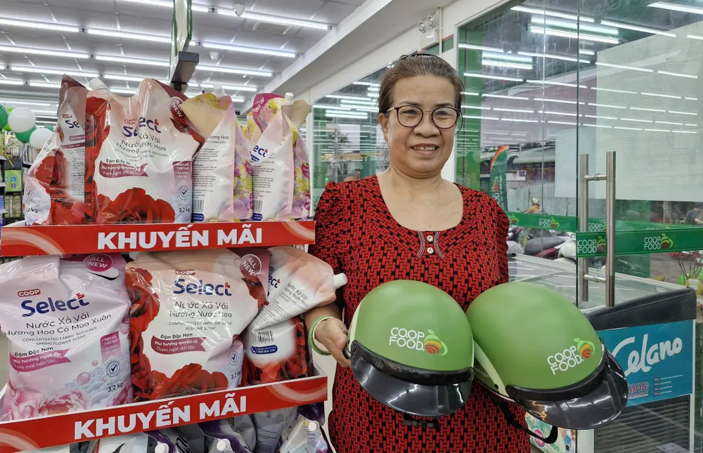 Khách hàng nhận quà sinh nhật từ Co.op Food