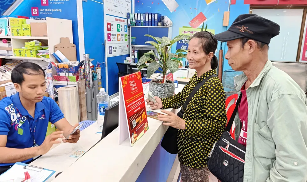 Khách hàng thành viên Co.opmart được hưởng nhiều ưu đãi khi mua sắm