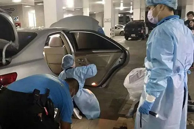 Các nhà điều tra khám xét chiếc xe  được cho là của bà Yingluck để  lại