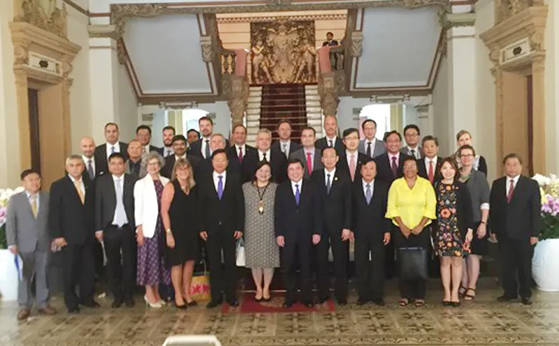 Chủ tịch UBND TPHCM Nguyễn Thành Phong (giữa) chụp ảnh lưu niệm với đoàn lãnh sự tại TPHCM