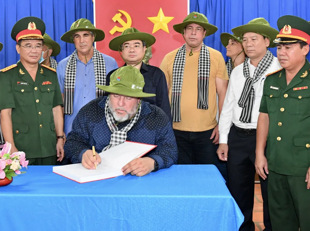 Thủ tướng Cuba Manuel Marrero Cruz thăm địa đạo Củ Chi ảnh 2