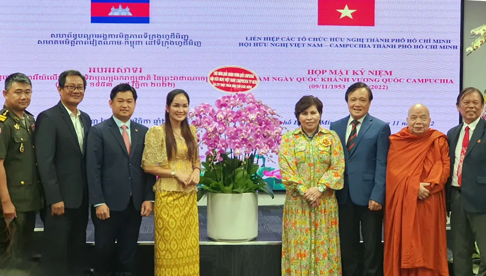 Hội hữu nghị Việt Nam - Campuchia TPHCM tặng hoa cho Tổng Lãnh sự quán Campuchia