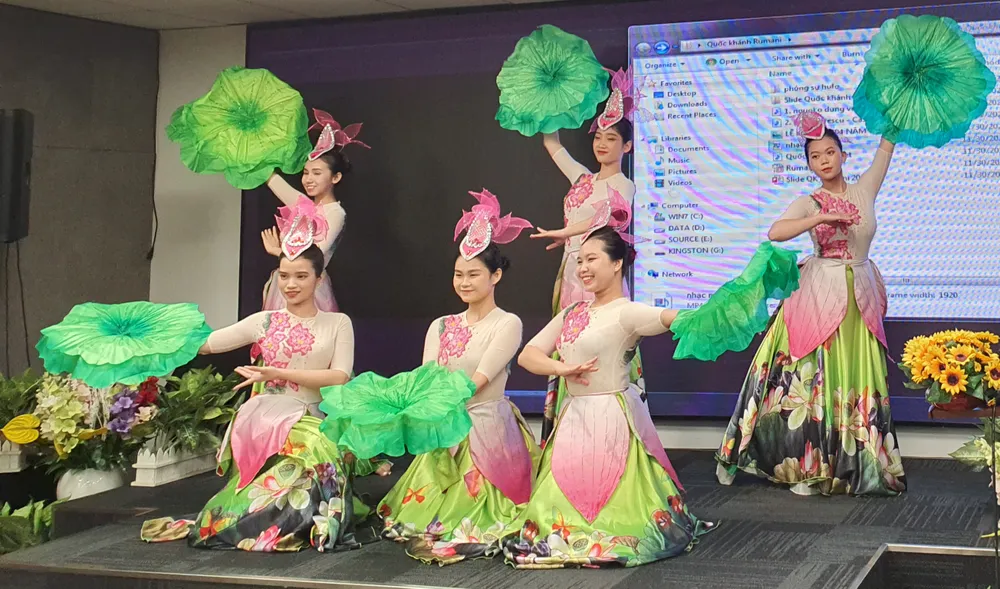 Kỷ niệm 104 năm Quốc khánh Romania  ảnh 1